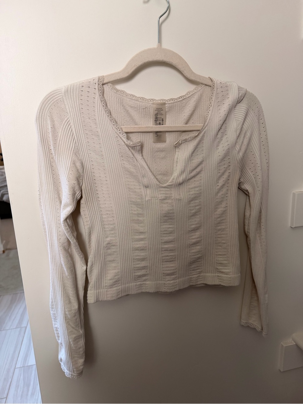 Women’s Cream Long-Sleeve Ribbed V-Neck Top